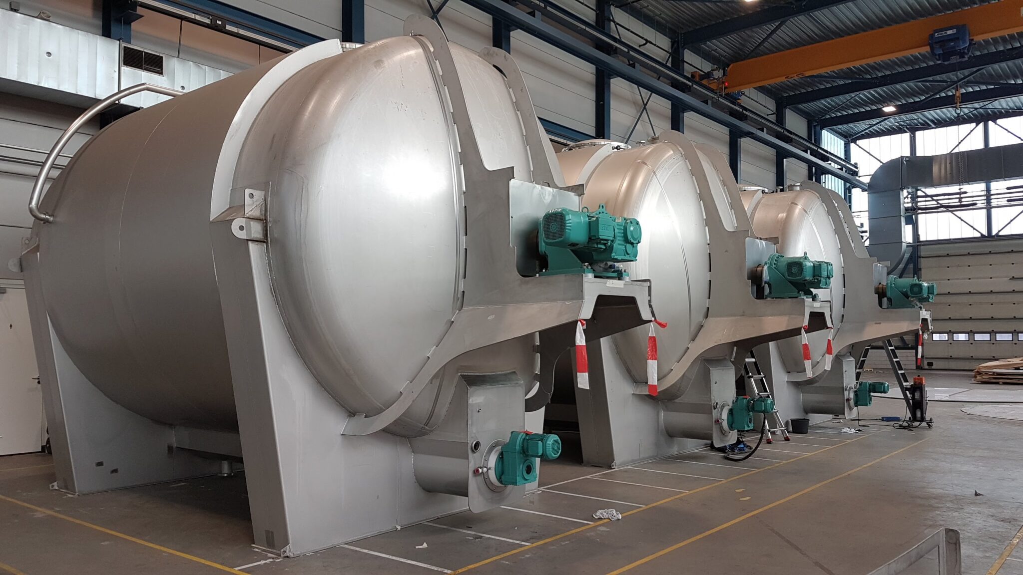 Tank Extraction Pipe Horizontally gelatin tanks and a fat extraction tank