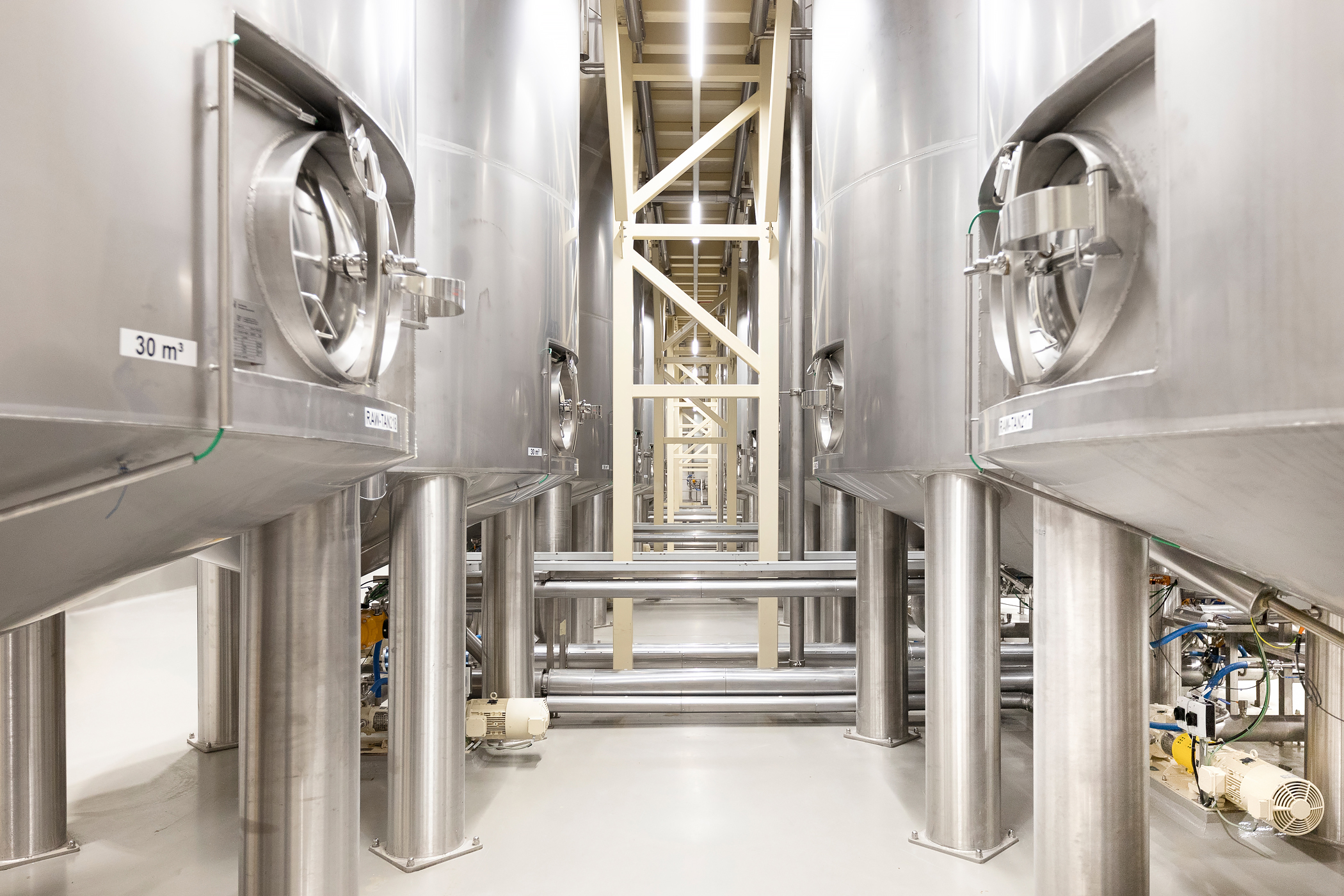 28 stainless steel chocolate tanks for sustainable Belcolade chocolate production by Gpi De Gouwe Lagertank