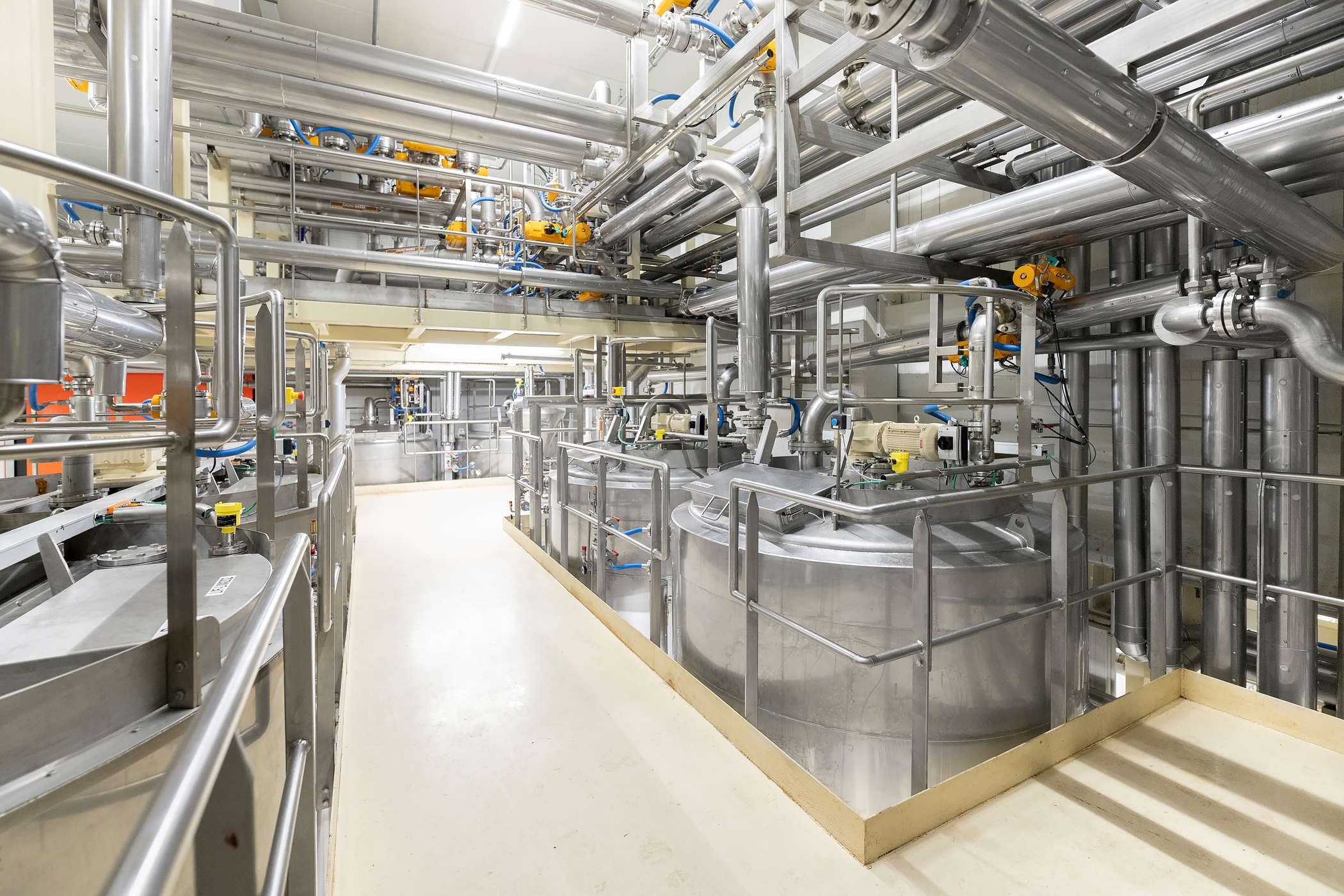 28 stainless steel chocolate tanks for sustainable Belcolade chocolate production by Gpi De Gouwe Lagertank
