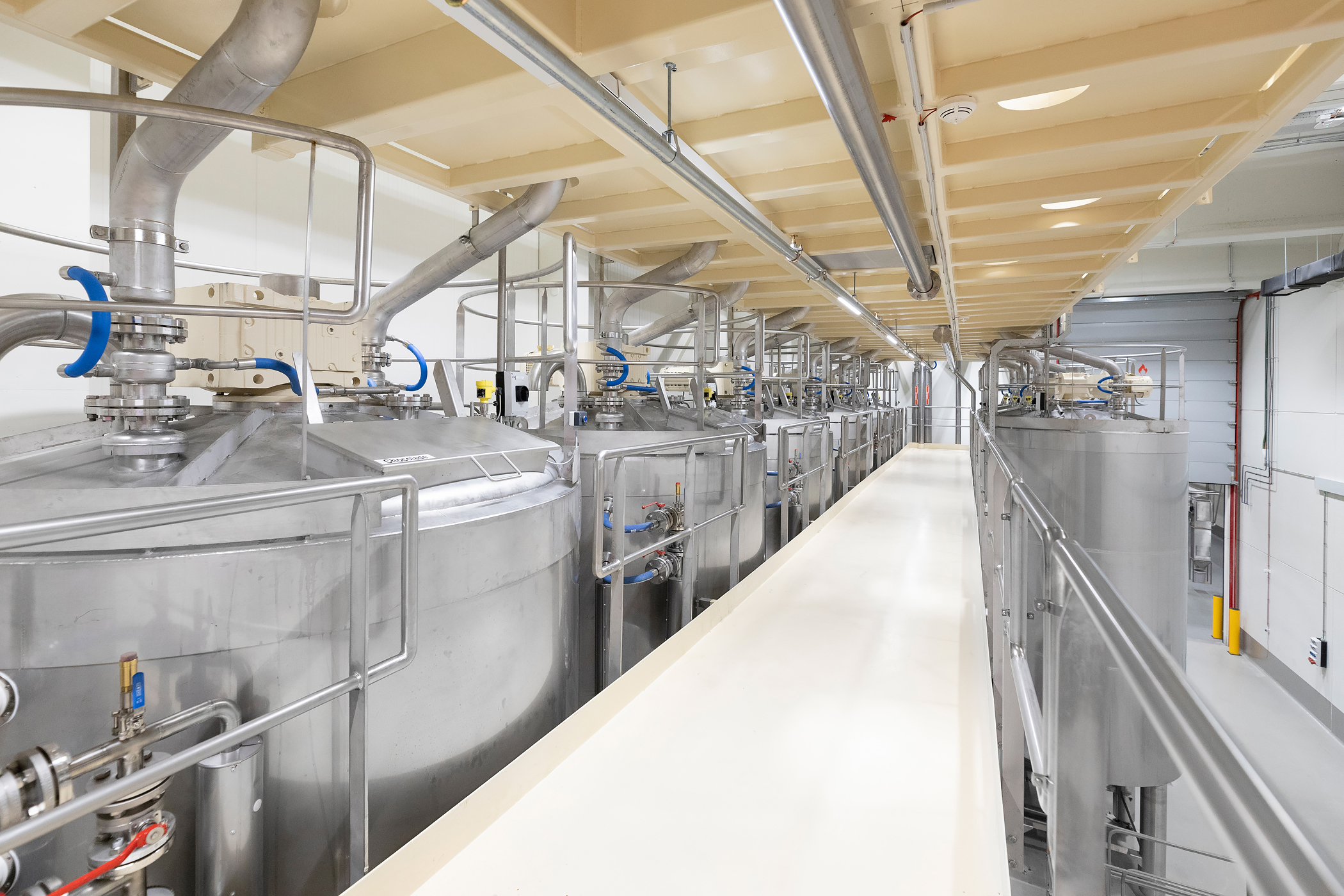 28 stainless steel chocolate tanks for sustainable Belcolade chocolate production by Gpi De Gouwe Lagertank